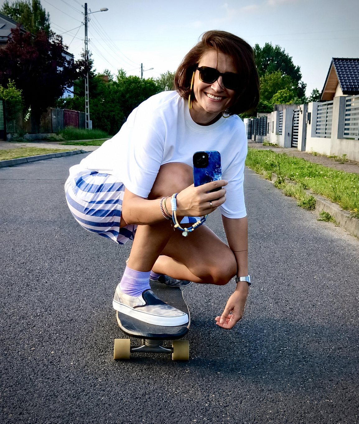 Twórczyni Surfcraftstories na surfskate z własnoręcznie wykonanym phone strapem