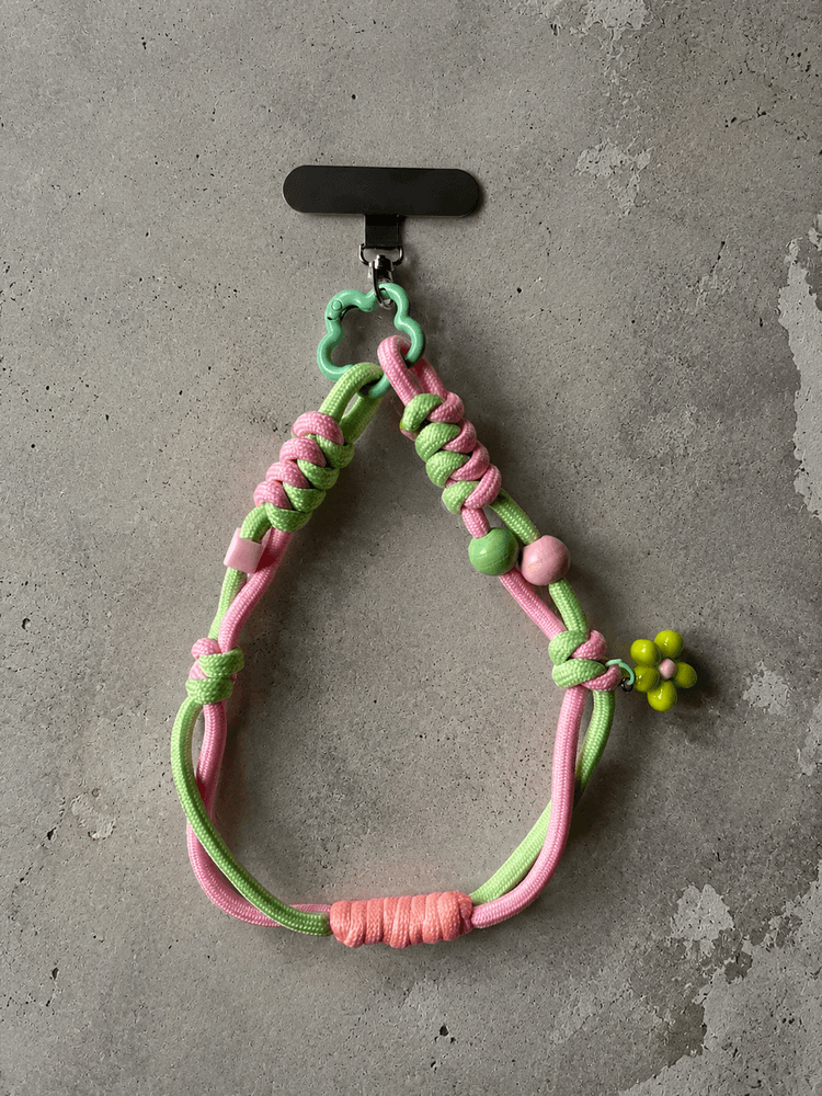 Różowo-zielony phone strap z kwiatową zawieszką